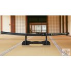 Fekete állvány egy kard számára